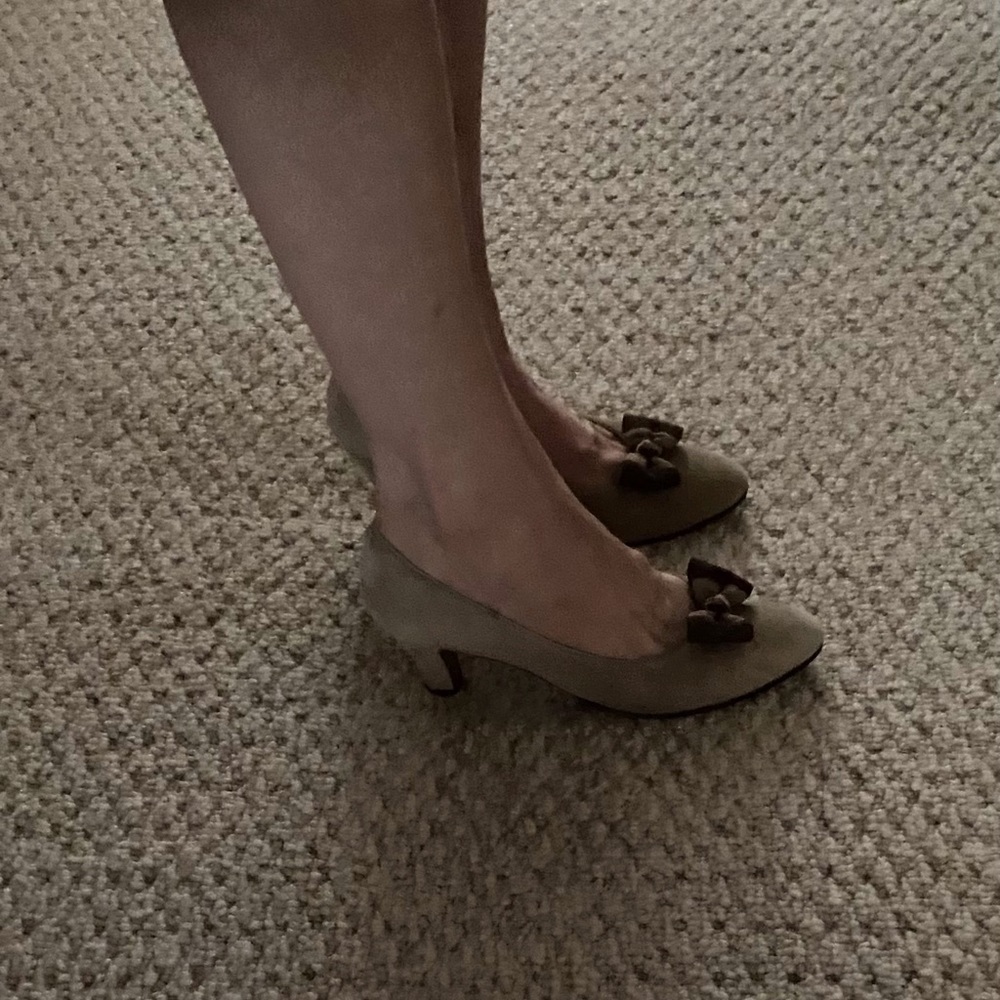 Salvatore Ferragamo Suede Bow Heels SZ 9.5 - Picture 7 of 10